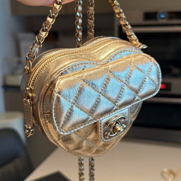 Classic CHANEL Bag: A Stylish and Versatile Choice for Elegance - Picture 1 of 7